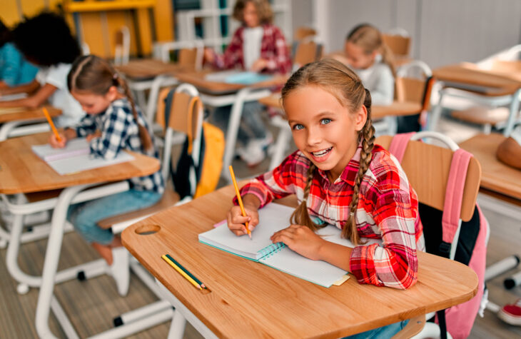 Schulanfang Schulstart Mädchen Schreiben