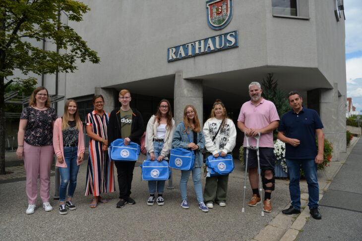 Das Bild zeigt: Ausbildungsleitung Miriam Gatterer, die Auszubildenden-Vertretung Anna-Lena Gerhardt, die Pädagogische Leitung Stefanie Schwemmer vom Fachbereich Familie und Bildung, die vier neuen Auszubildenden Kevin Müller, Jasmin Zwiener, Ronja Cerweny und Sila Akpinar, Bürgermeister Thomas Lang und Andreas Reichel, den Leiter der Stadtbücherei (von links).