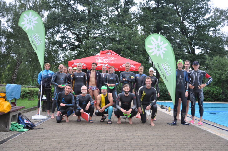Mit und ohne Neoprenanzug zogen die 23 Schwimmer hunderte Bahnen im Hersbrucker Schwimmerbecken.