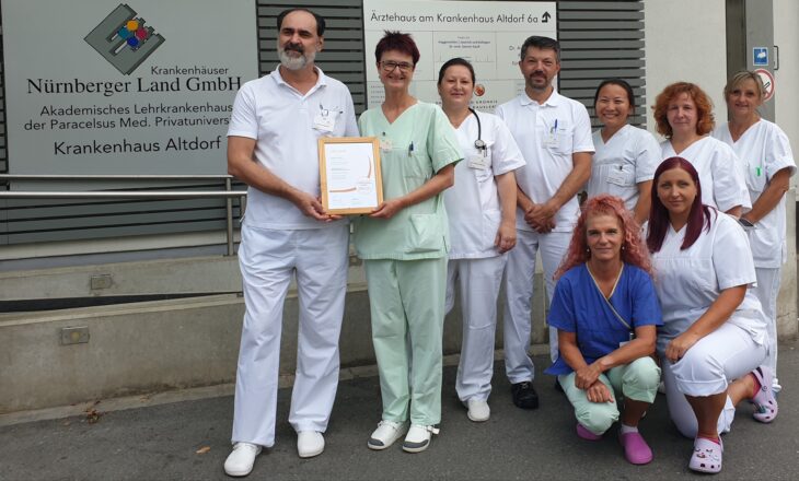 Das Diabetes-Team in Altdorf bestehend aus (v. li. n. re.) Dr. med. Adrian Vizireanu, Ärztlicher Leiter des Krankenhauses Altdorf, Gabi Weigl, Medizinische Ernährungs- und Diabetesberaterin mit ihrem Diabetes-Team.