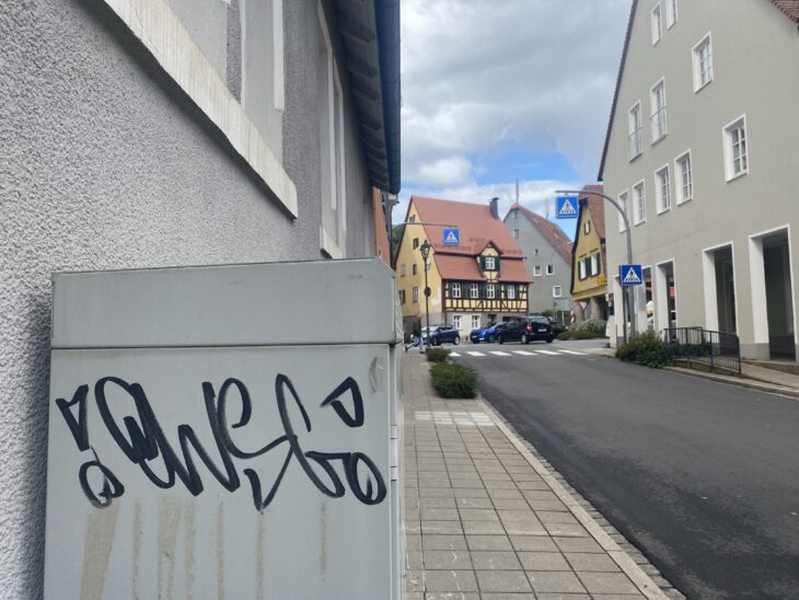 Den Schriftzug OWSG hat ein unbekannter Sprayer in Hersbruck an verschiedenen Stellen angebracht.