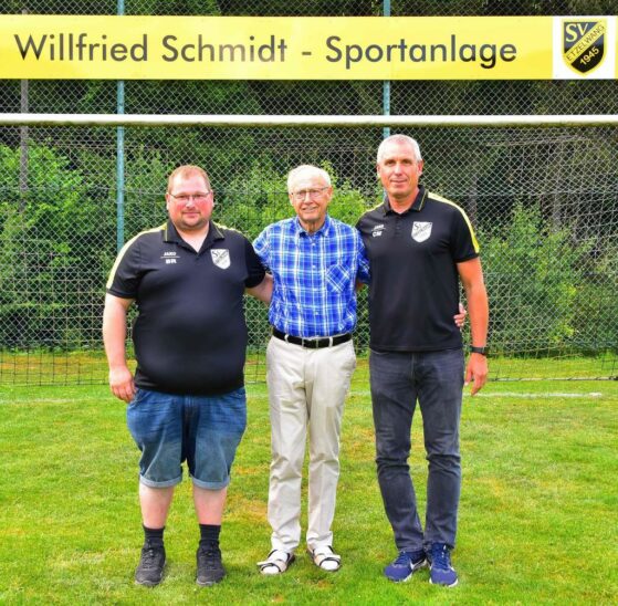Die Vorsitzenden Benjamin Rischkau (links) und Christoph Miszka (rechts) freuten sich mit Willfried Schmidt über die „Willfried Schmidt Sportanlage“.