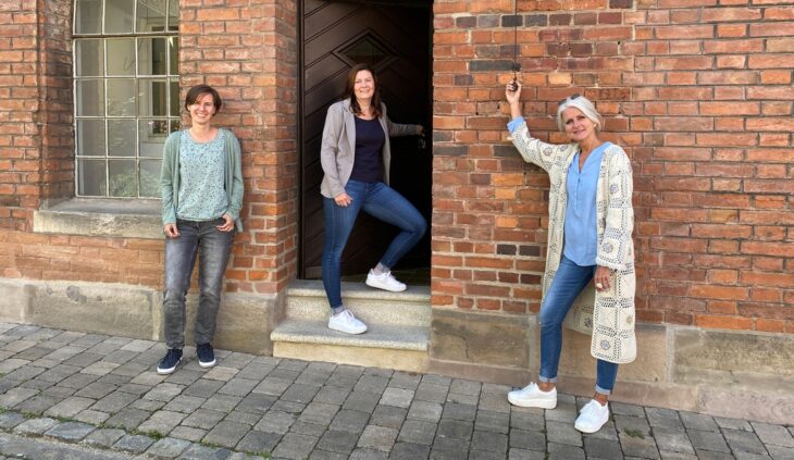 Anja Schwemmer vom Fachbereich Kultur, Freizeit, Ehrenamt und Tourismus macht es vor: Wer einen Termin im neuen Büro hat, muss kräftig an der Klingel ziehen. Die Rathaus-Mitarbeiterinnen sind nun neben dem historischen Laden des Industriemuseums untergebracht.