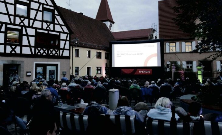 Auch wenn das Wetter zunächst nicht so mitspielte, waren die Kinobesucher von dem Film und der Atmosphäre auf dem neu gestalteten Marktplatz in Happurg begeistert.