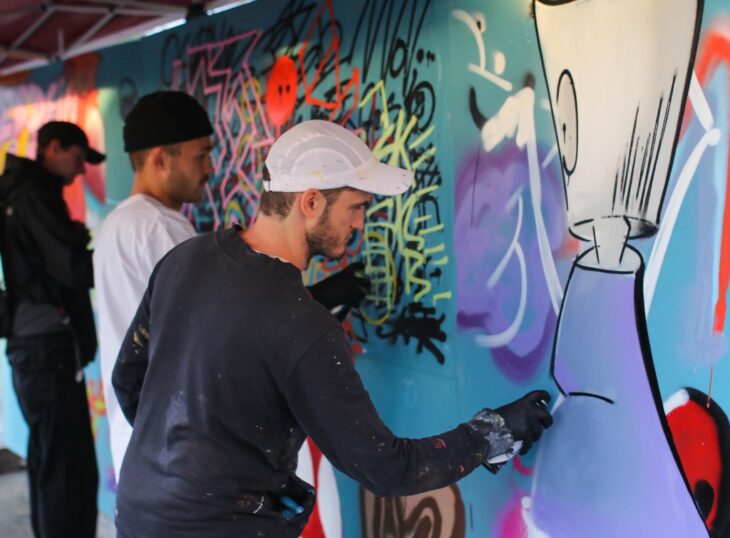Am Tag der Jugend in Lauf durften sich die Anwesenden als Graffitikünstler versuchen. Der Umgang mit den Sprühdosen ist anspruchsvoll.