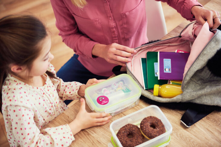 Damit die Kids keine Brotdosen, Mäppchen, Hefte und Co. mehr vertauschen oder verlieren, können sie diese mit individuellen Namensetiketten markieren.