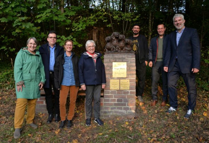 Susanne Koch-Schächtele, Harald Tuchbreiter, der Sohn des Dietz’schen Nachlassverwalters, Hans Tuchbreiter, Dr. Christiane Müller, Monika Pöhlmann, Vorsitzende der Laufer Altstadtfreunde, Sebastian Hertrich, Landrat Armin Kroder und Bürgermeister Thomas Lang bei der Wiedereinweihung des Denkmals.