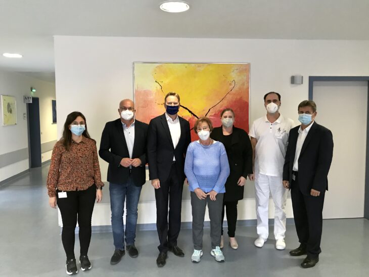 Norbert Dünkel (3.v.l.) besuchte zusammen mit Stadtrat Bernd Eckstein (2.v.l.), der Vorsitzenden der Frauenunion Altdorf, Brigitte Dehn (4.v.l.) und CSU-Politikerin Irene Oedörfer (3.v.r.) das Krankenhaus in Altdorf. Geschäftsführer Dr. Thomas Grünberger (r.) und Chefarzt Dr. Adrian Vizireanu (2.v.r.) informierten die Gäste über die Entwicklungen des Krankenhauses in der Wallensteinstadt.