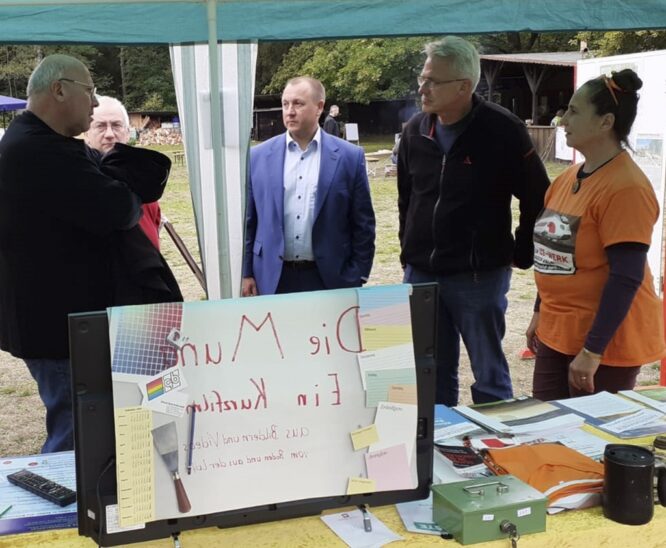 Mitglieder der örtlichen Bürgerinitiativen im Gespräch mit Bürgermeister Jörg Kotzur (3. von rechts).