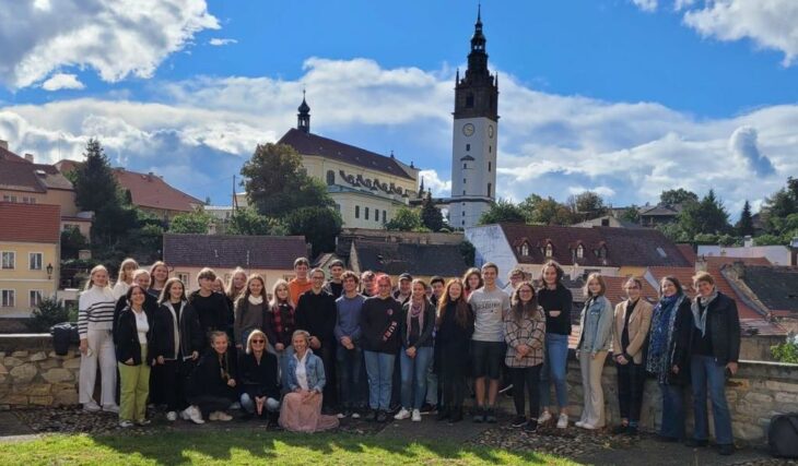 Die Schülergruppe vom PPG vor der historischen Altstadt von Litoměřice mit dem Turm der Kathedrale St. Stephan.