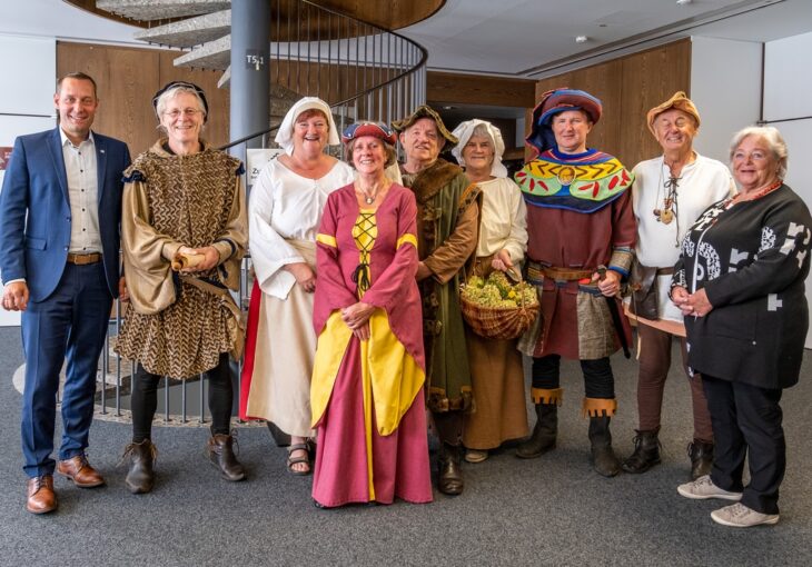 In friedlicher Absicht kamen die Laienschauspieler ins Landratsamt Nürnberger Land.