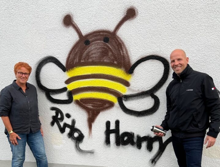 Dritte Bürgermeisterin Rita Bogner (Grüne) und Marktgemeinderat Harald Danzl (CSU) haben als eine der ersten zur Spraydose gegriffen und die Sprayfläche an der Wilhelm-Baum-Halle eröffnet.
