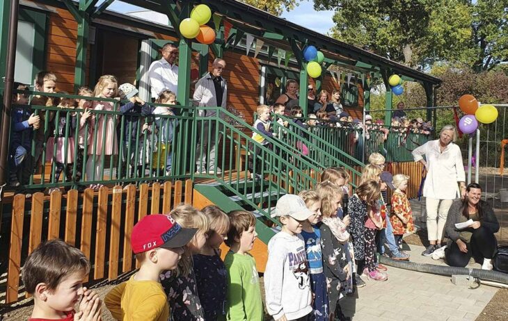 Die Kinder der Kita Sterntaler singen und tragen ein Gedicht vor zur offiziellen Eröffnungsfeier des Kita-Wichtelwagens.