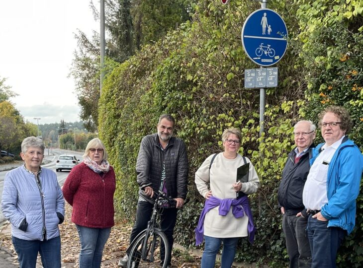 Beim Stadtspaziergang nahmen die Teilnehmer die Radwege unter die die Lupe und auch unter die Räder.