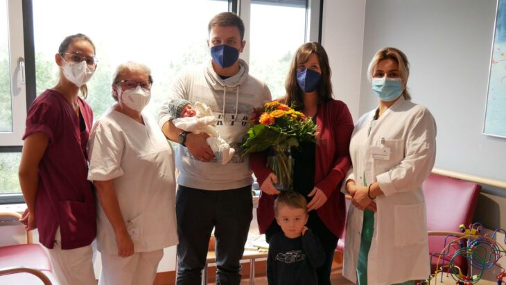 Von links nach rechts: Hebamme Ramona Bayer; Kinderkrankenschwester Inge Rupprecht, Vater Valentyn Heiß mit Jano auf dem Arm, Mama Juliana Heiß, Brüderchen Valentino und Dr. med. Margarita Azizbekova.