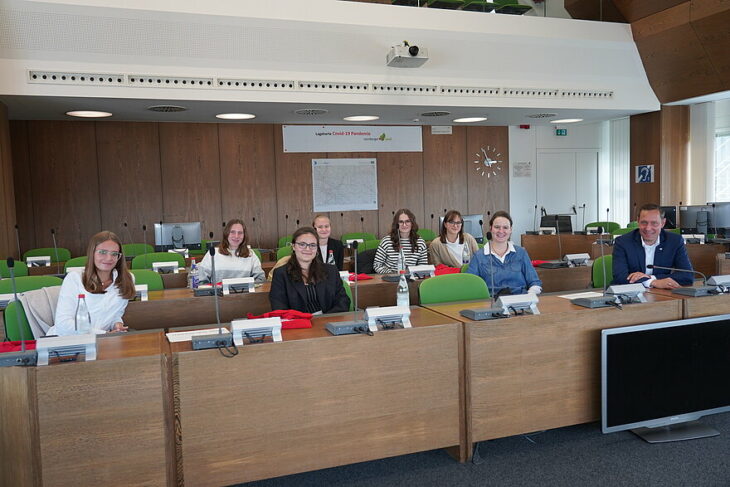 Die sechs jungen Frauen trafen am Internationalen Mädchentag Landrat Kroder zum Gespräch im Großen Sitzungssaal des Landratsamtes. Organisiert wurde der Besuch von der Gleichstellungsbeauftragten Anja Wirkner (2.v.l.).