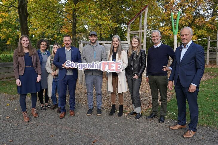 v. l. n. r.: Katharina Eichenmüller (GesundheitsregionPlus), C. Lösch (Konrektorin Grundschule Rudolfshof, Lauf), Beate Merkel (Jugendamt), Landrat Armin Kroder, Alexander Wexler (Projektinitiator), Ulrike Knienieder-Glimpel, Cornelia Pompe-Glimpel und Gerhard Knienieder (Firma Emuge-Franken), Dr. Jonathan Daniel (Vorstand Sparkasse Nürnberg) bei der Übergabe der Spende für das Projekt SorgenhilFee;