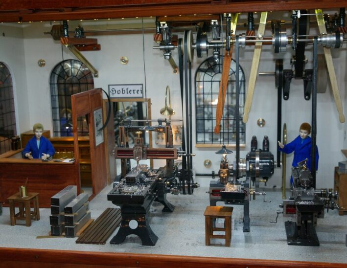 Es dampft im Industriemuseum, wo neben der großen Dampfmaschine auch Spielzeug-Dampfmaschinen – wie hier im Bild – zu sehen sind.