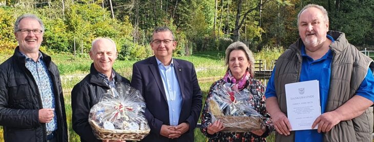 Seit 20 Jahren betreibt das Pächter-Ehepaar den Kiosk im Naturbad. Dafür gab es nun eine Urkunde und einen Geschenkkorb.