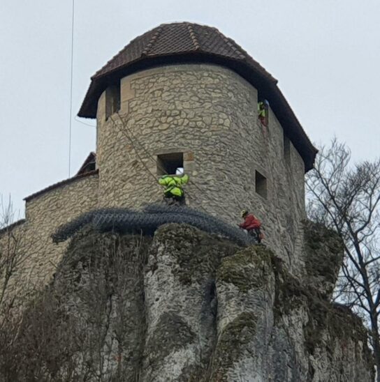 Die Gebirgsexperten sichern die Burg Veldenstein.