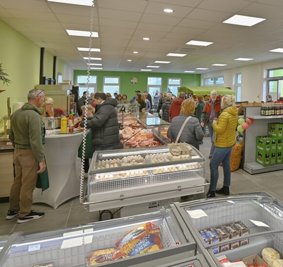 Viele Moosbacher und andere Bürgerinnen und Bürger aus der Umgebung waren neugierig, was der Dorfladen alles im Angebot hat.