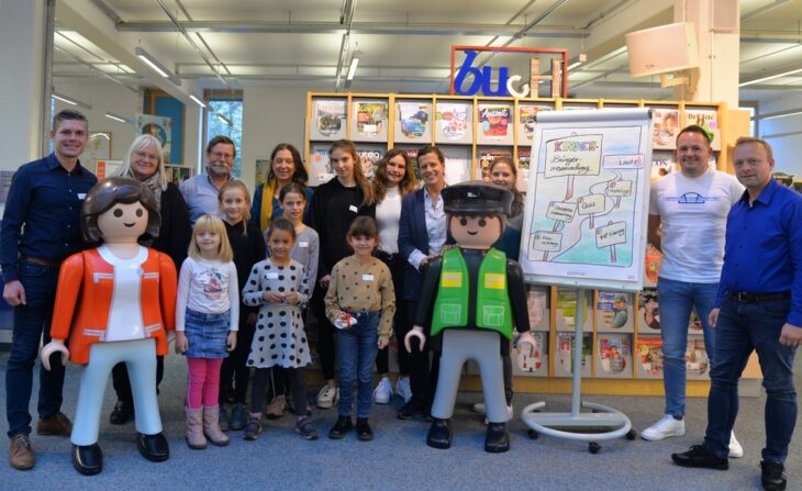 Sieben Teilnehmerinnen kamen zur Kinderbürgerversammlung in die Stadtbücherei. Ihre Anliegen wurden von mehreren Mitarbeitern der Stadt Lauf sowie etlichen Stadträtinnen und -räten aufgenommen.