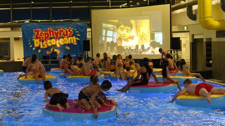 Die Leinwand stand am Beckenrand, die jugendlichen Zuschauer nahmen auf aufblasbaren „Kino-Sesseln“ im Schwimmerbecken Platz.