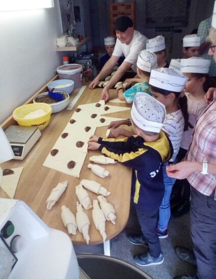 Mit Kochmützen und voller Elan kneteten die Kinder den Teig.