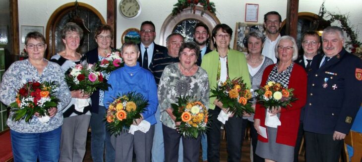 Unser Bild zeigt die geehrten Gründungsmitglieder der Damenwehr mit den Ehrengästen (von links): Hildegard Pilhofer, Siglinde Luber, Karin Ertel, Margot Zinnbauer, 1. Kommandant Daniel Lobewein, der damalige Kommandant Hans Vogel, Anneliese Vogel, 2. Kommandant Adrian Lutter, Karin Schleicher, Gertraud Schuhmann, Bürgermeister Roman Berr, Christa Wagner, Kreisbrandmeister Christian Meyer und Kreisbrandinspektor Hans Sperber. Verhindert war Rosmarie Hollederer.