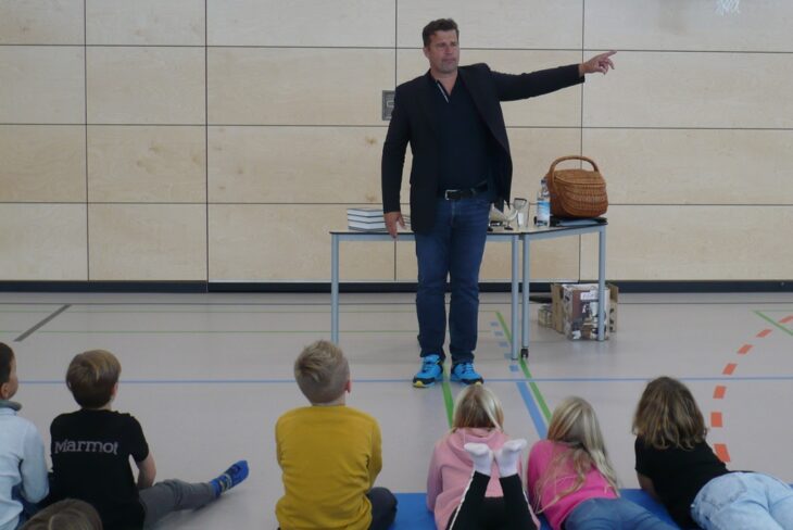 Schnaittacher Grundschüler lauschen gespannt den Geschichten von Armin Pongs.