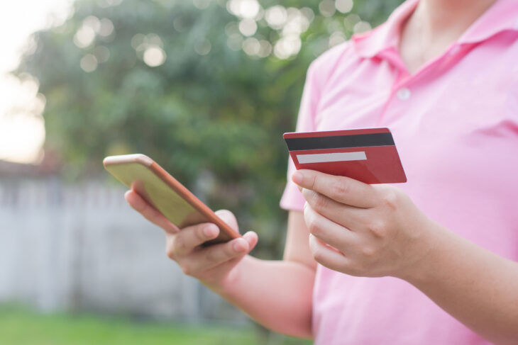 Haben die Betrüger die Zugangsdaten zum Onlinebanking, können sie sich damit zum Beispiel eine digitale EC-Karte erstellen und damit einkaufen, oder Überweisungen tätigen.