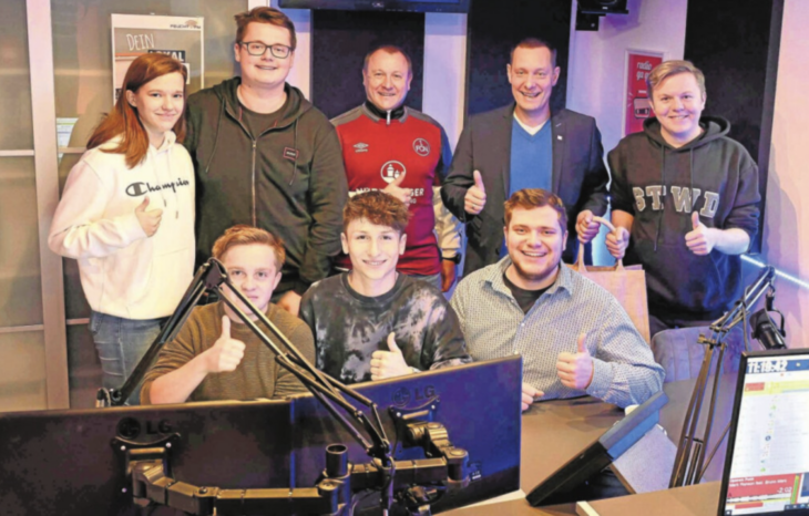 Voller Optimismus auf weitere erfolgreiche Jahre: (Hinten v.r.n.l.) Max Dettenthaler, Landrat Armin Kroder, Bürgermeister Jörg Kotzur, Simon Schmidt und das weitere Team von Feucht-FM.