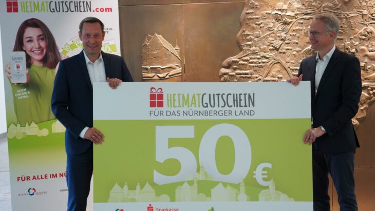 Vor zwei Jahren gaben Landrat Armin Kroder und Michael Kläver von der Sparkasse Nürnberg (rechts) den Startschuss zum Heimatgutschein.