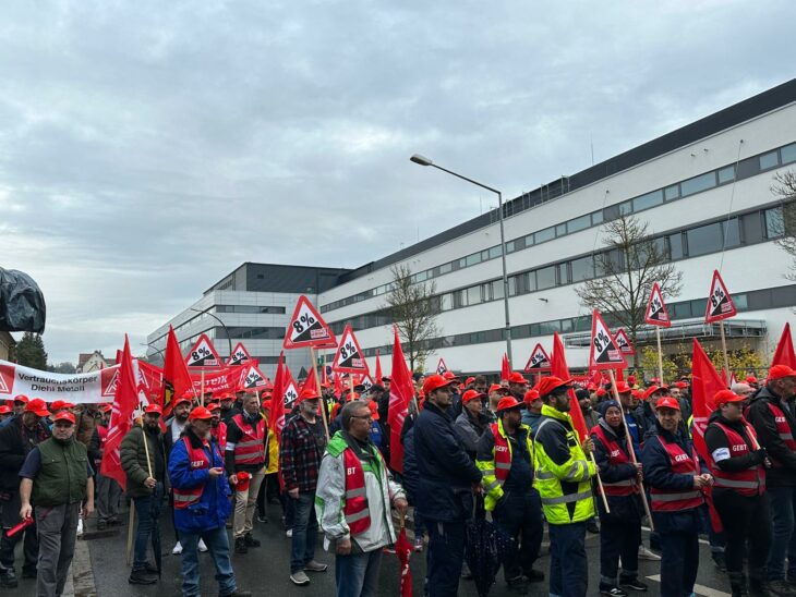 Die Beschäftigten aus neun Betrieben im Landkreis demonstrieren vor Emuge in Lauf.