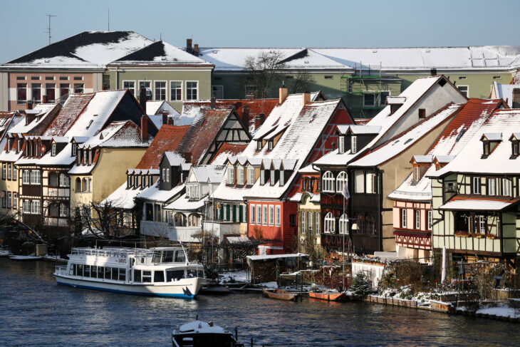 Archiv: Wie Puderzucker: Die Häuschen der ehemaligen Fischersiedlung «Klein Venedig» in Bamberg liegen unter einer dünnen Schneedecke