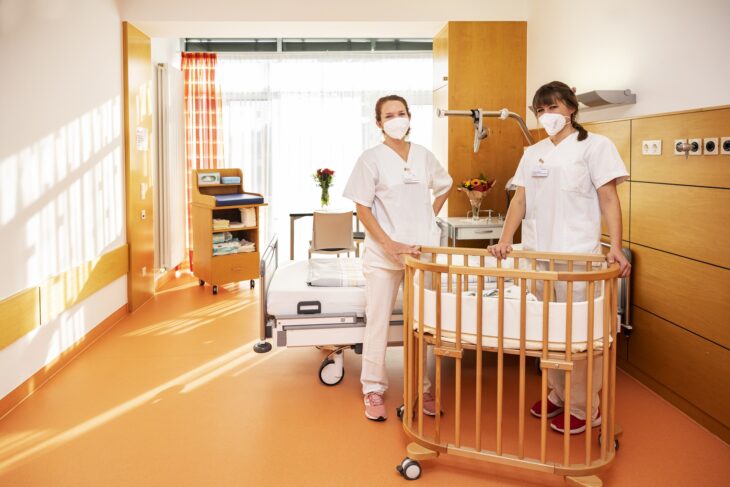 Annika Steiner (rechts mit Zopf) und Mira Schmitt, Leitung und stellvertretende Leitung der Wochenstation des Laufer Krankenhauses, bereiten alles vor für die Rückkehr der Mütter und Babys.