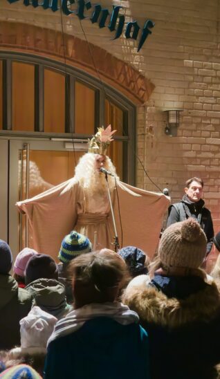 Das Christkind besuchte Kinder und Erwachsene.
