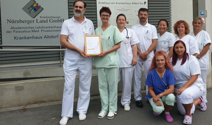 Dr. Adrian Vizireanu, Ärztlicher Leiter des Krankenhauses Altdorf, und Gabi Weigl, Medizinische Ernährungs- und Diabetesberaterin, mit ihrem Diabetes-Team.