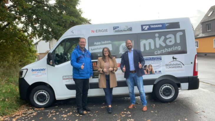 CSU-Fraktionssprecher Norbert Maschler, Laufs 2. Bürgermeisterin Nina Bezold und Schnaittachs Bürgermeister Frank Pitterlein mit dem Kleinbus, der den Schnaittachern seit kurzem in einem Carsharing-Modell zur Verfügung steht.