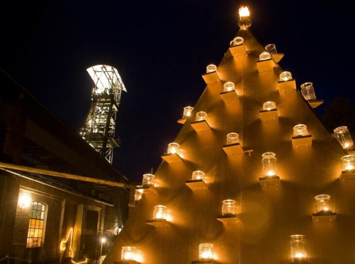 Der Grubenadvent wird beleuchtet von über 60 Pyramiden, die meist mit LED-Lichterketten umwickelt sind. Die größte Pyramide wird von echten Kerzen erhellt.