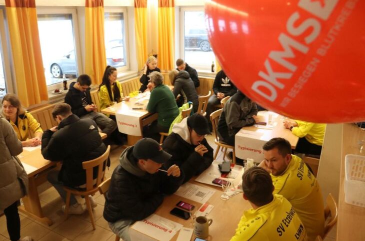 An vier Typisierungsstationen konnte man sich per Wangenabstrich bei der DKMS als potenzieller Stammzellenspender registrieren. Den ganzen Tag über kamen Menschen auch von weiter her. Am Ende waren es stolze 250 Registrierungen und 2.200 Euro Spenden an die DKMS.