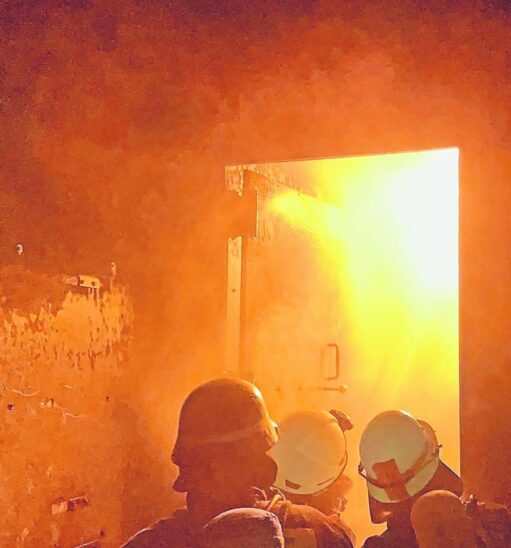 Im Brandcontainer übten die Atemschutzträger beim Einsatzszenario eines Zimmerbrandes mit einer vermissten Person.