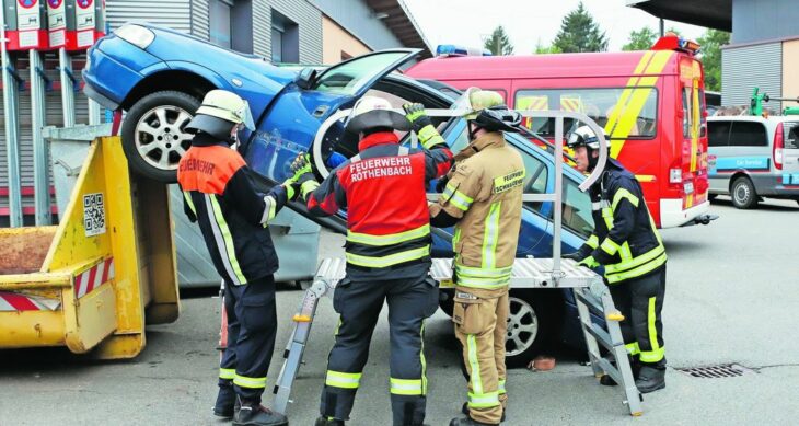 120 Feuerwehrleute aus 26 Wehren frischten an sechs Stationen ihr Wissen in technischer Hilfeleistung auf und lernten dabei so manch Neues hinzu.