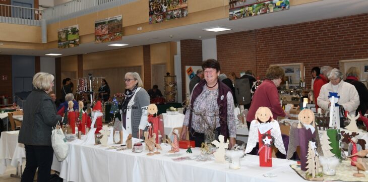 Lisa Bürner und Uschi Mederer verkaufen schon seit vielen Jahren auf dem Basar. Schmuck, hochwertiges Kunsthandwerk und selbst hergestellte Wohnaccessoires für die Weihnachts- und Winterzeit stellten die Basarfrauen nach Umbau und Pandemiepause wieder in der Bertleinaula aus.