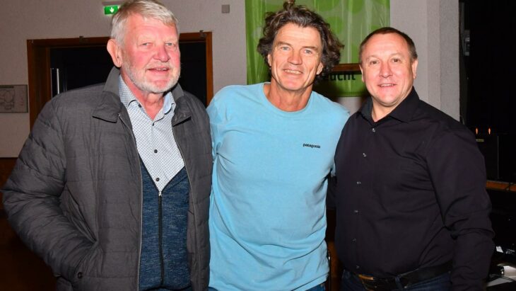 DAV-Vorstandsmitglied Walter Kuba (links), Abenteurer Holger Heuber und Feuchts Bürgermeister Jörg Kotzur (rechts) bei der Veranstaltung in der Feuchter Reichswaldhalle.