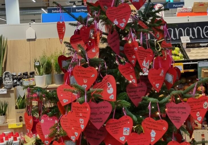 Viele Herzen sind bereits vom Baum im Burgthanner Rewe abgeholt worden, einige Wünsche sind allerdings noch offen.