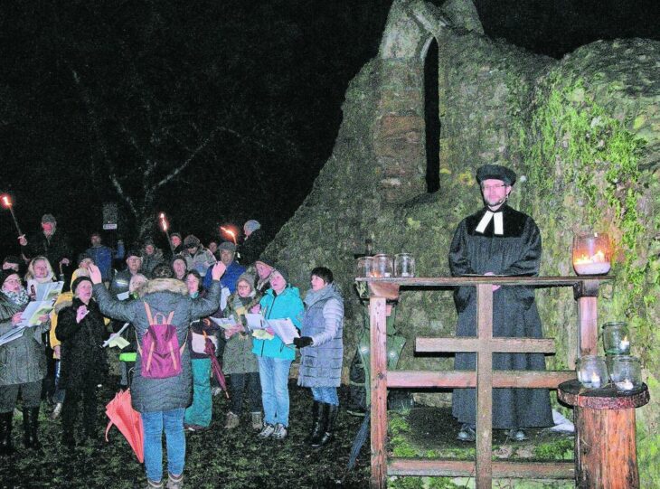 Ein stimmungsvoller Gottesdienst mit Konzertbegleitung fand in der Kapellenruine in Arzlohe statt.