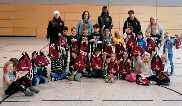 Der FC Nürnberg war zu Besuch bei den Erstklässlern der Grete-Schickedanz-Grundschule.