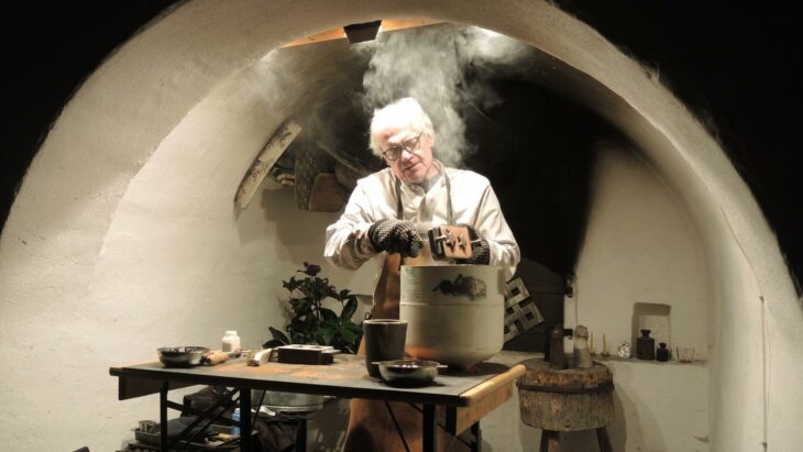 Uwe Hauf lud in seinen Räumlichkeiten zum Gießen von Bronzesternen ein.