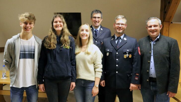 Niklas Rösel und Anna Raum wurden in die aktive Wehr übernommen. Lena Kalb zur Oberfeuerwehrfrau befördert. 2. Kommandant Martin Panzner beförderte Kommandant Christian Maderer zum Hauptlöschmeister, daneben Bürgermeister Markus Gleißenberg (v. links).
